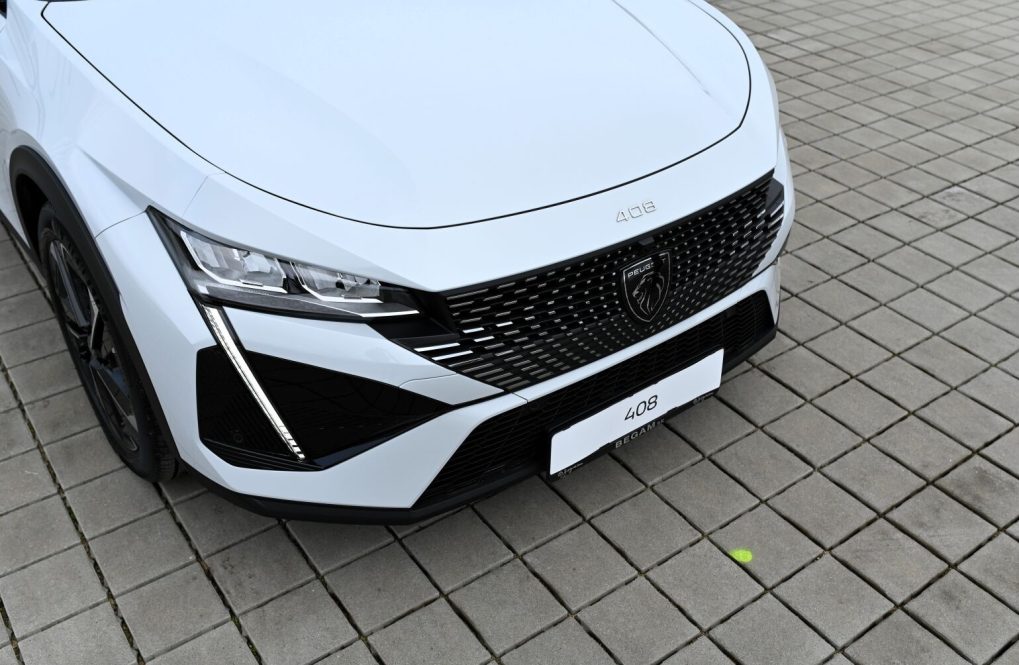 Peugeot-408-ALLURE-Hybrid-145k-e-DCS6-3