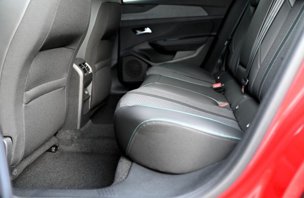 Peugeot-408-ALLURE-Hybrid-145k-e-DCS6-34