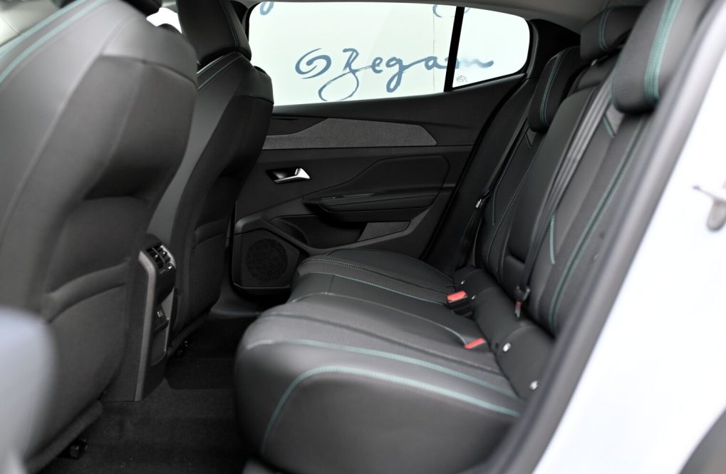 Peugeot-408-ALLURE-Hybrid-145k-e-DCS6-35