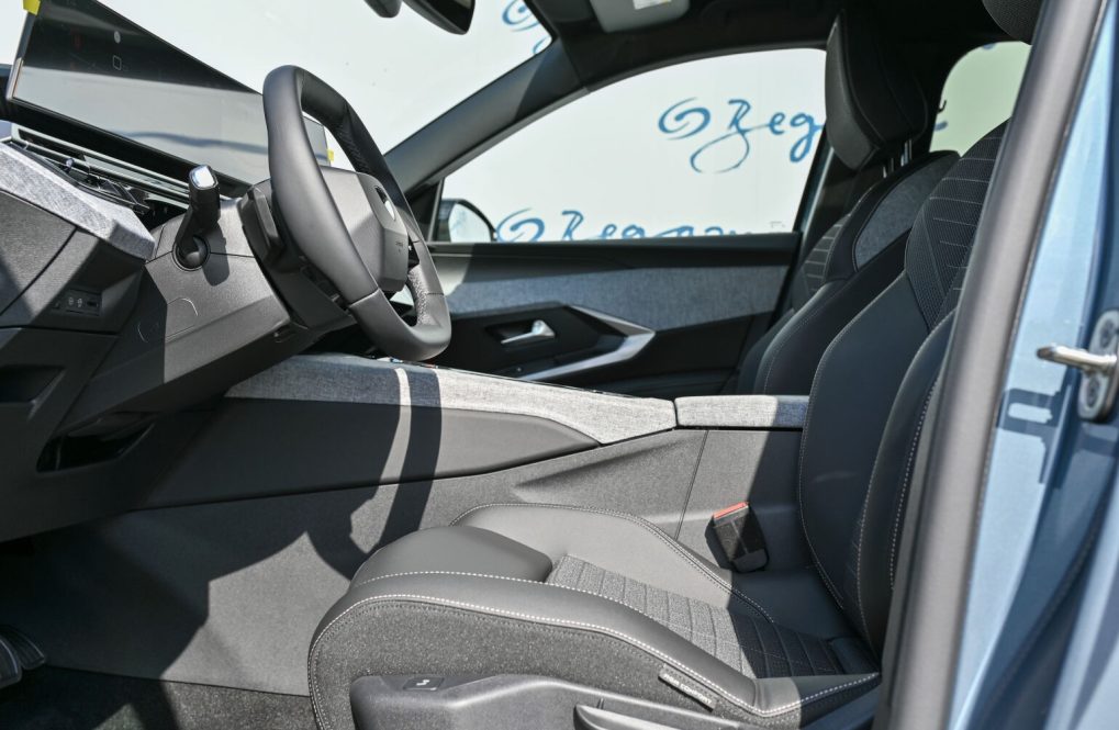 Peugeot-5008-ALLURE-12-Hybrid-145k-e-DCS6-21
