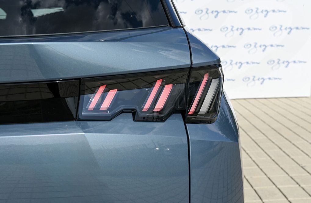Peugeot-5008-ALLURE-12-Hybrid-145k-e-DCS6-8