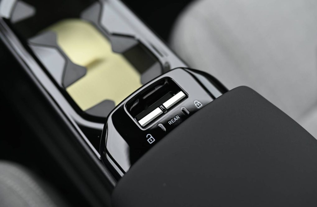Volvo-EX30-Twin-Motor-ULTRA-21