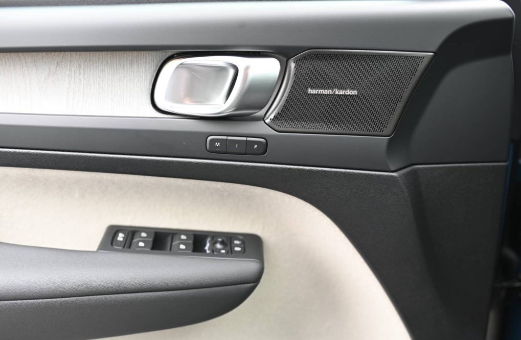 Volvo-XC40-B3-P-PLUS-16