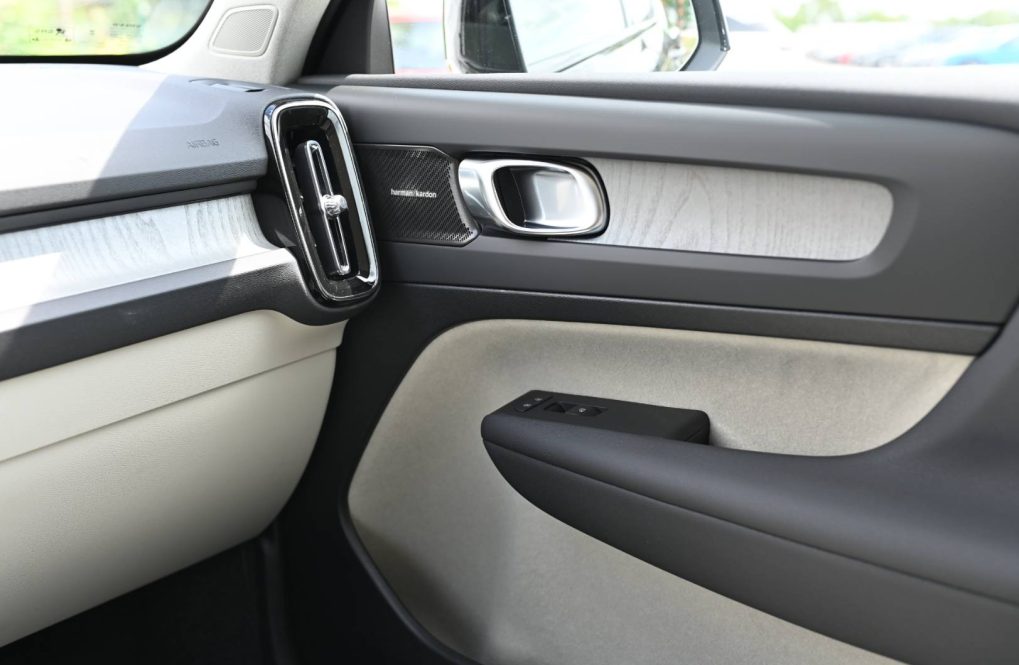 Volvo-XC40-B3-P-PLUS-17