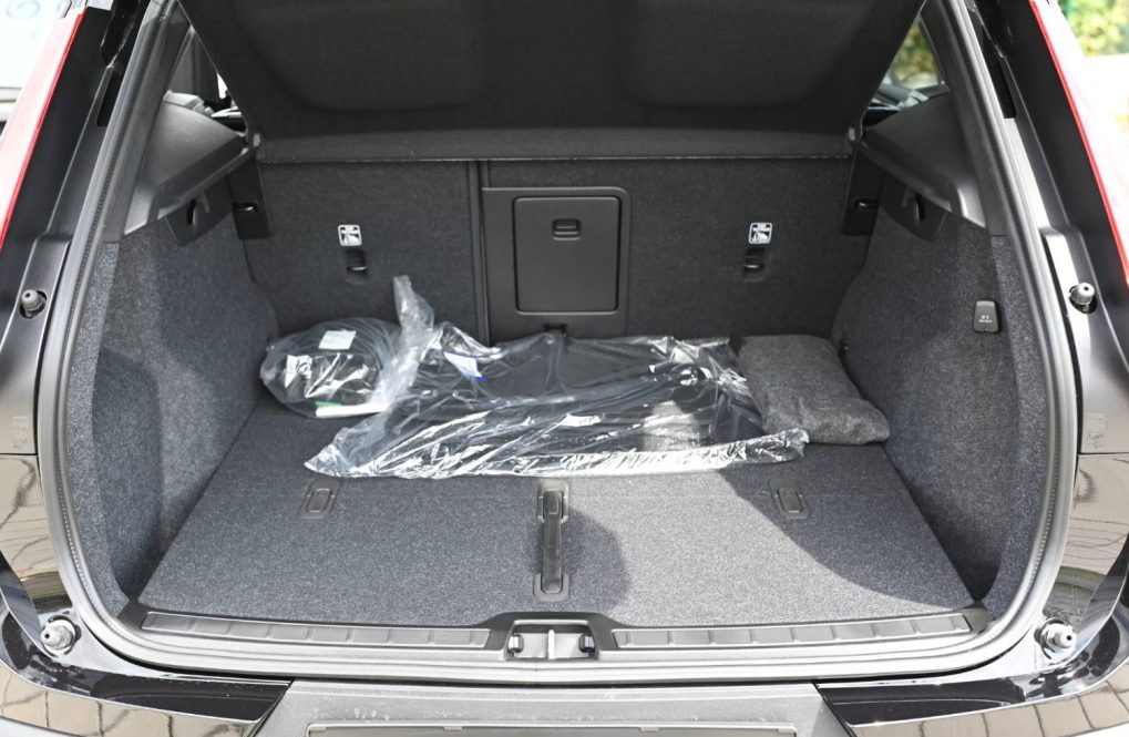 Volvo-XC40-B3-P-PLUS-28