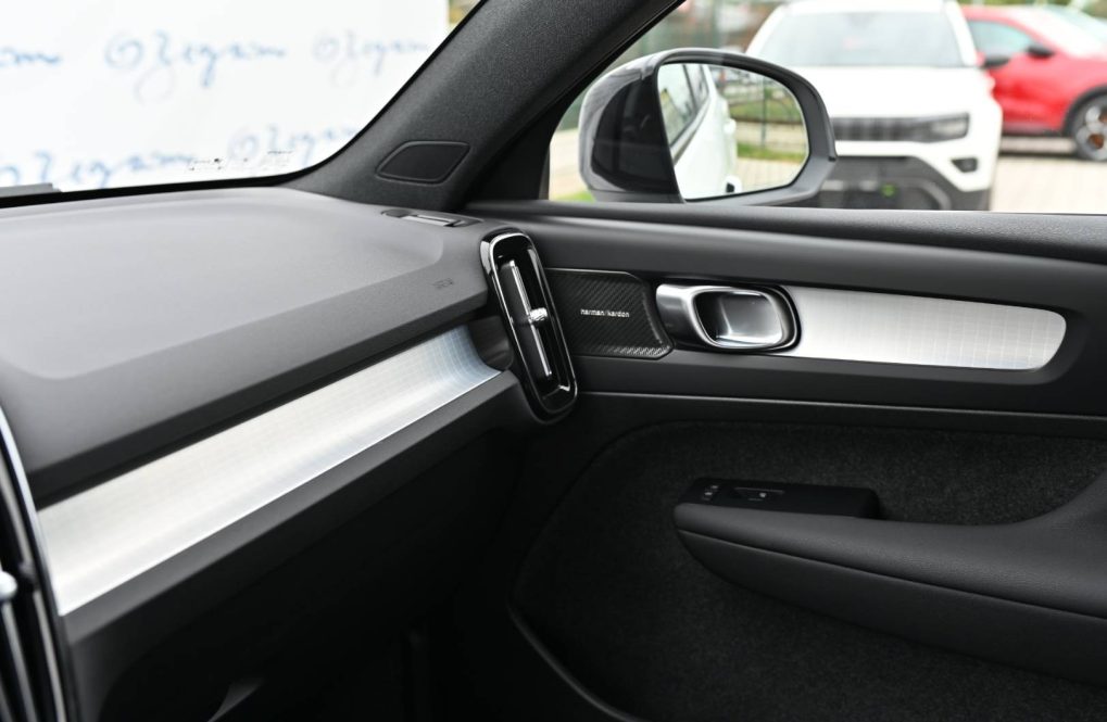 Volvo-XC40-B3-P-PLUS-MHEV-13