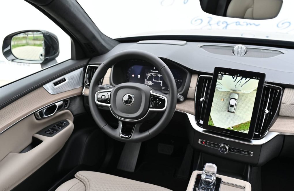 Volvo-XC90-T8-P-PHEV-ULTRA-Bright-11